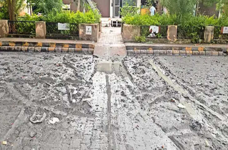 Alwar ट्यूबवेल खोदने से फैली कीचड़, लोग परेशान