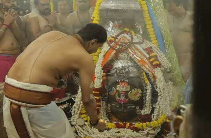 Mahakal Darshan: सावन के चौथे सोमवार पर महाकाल मंदिर में उमड़ी आस्था, तड़के 2:30 बजे खुले कपाट