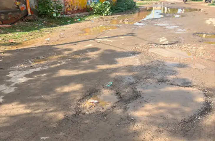 शहर में थाने से कृषि मंडी तक जाने वाली सड़क इन दिनों बदहाली का शिकार है। सड़क पर जगह-जगह गहरे गड्ढे हो गए हैं और बारिश के बाद कई स्थानों पर जलभराव की स्थिति बन रही है। इसके चलते राहगीरों, वाहन चालकों और स्थानीय लोगों को आवागमन में भारी परेशानी का सामना करना पड़ रहा है। लोगों ने संबंधित विभाग से सड़क की तत्काल मरम्मत कराने की मांग की है।  स्थानीय लोगों के अनुसार, थाने से कृषि मंडी तक का यह मार्ग शहर के महत्वपूर्ण रास्तों में शामिल है। रोजाना बड़ी संख्या में छोटे-बड़े वाहन इस सड़क से गुजरते हैं। कृषि मंडी होने के कारण किसानों और व्यापारियों की आवाजाही भी लगातार बनी रहती है। सड़क क्षतिग्रस्त होने से वाहनों को गड्ढों से होकर गुजरना पड़ रहा है, जिससे दुर्घटना की आशंका बनी रहती है।  बारिश के दौरान समस्या और गंभीर हो जाती है। सड़क के गड्ढों में पानी भर जाने से उनकी गहराई का अंदाजा नहीं लग पाता। दोपहिया वाहन चालकों को विशेष परेशानी हो रही है। कई बार वाहन चालक पानी से भरे गड्ढों में फंस जाते हैं या असंतुलित होने की स्थिति बन जाती है। वहीं पैदल चलने वाले लोगों को भी सड़क पर जमा पानी और कीचड़ के कारण परेशानी उठानी पड़ रही है।  स्थानीय नागरिकों का कहना है कि लंबे समय से सड़क की स्थिति खराब है, लेकिन अब बारिश के कारण हालात और बिगड़ गए हैं। सड़क पर जगह-जगह टूट-फूट होने से यातायात प्रभावित हो रहा है। लोगों ने प्रशासन और संबंधित विभाग से मौके का निरीक्षण कराकर सड़क की स्थिति सुधारने की मांग की है।  नागरिकों ने कहा कि थाने और कृषि मंडी जैसे महत्वपूर्ण स्थानों को जोड़ने वाली सड़क की मरम्मत में देरी नहीं होनी चाहिए। गड्ढों को भरने के साथ जल निकासी की उचित व्यवस्था भी की जानी चाहिए, ताकि बारिश के दौरान सड़क पर पानी जमा न हो।  लोगों ने चेतावनी दी कि यदि समय रहते सड़क की मरम्मत नहीं कराई गई तो समस्या और गंभीर हो सकती है। उन्होंने प्रशासन से जल्द से जल्द स्थायी समाधान कराने और सड़क को आवागमन के लिए सुरक्षित बनाने की मांग की है।