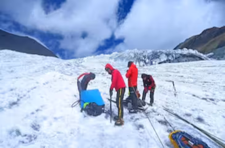 इंसानी यूरिन से पिघल रहा हिमालय का ग्लेशियर! रिसर्च में चौंकाने वाला खुलासा, जानिए पूरी कहानी