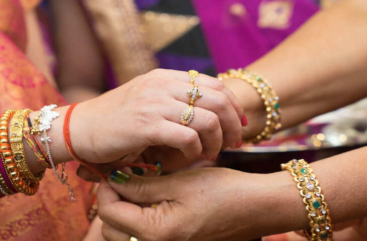 Raksha Bandhan Kahani:ह पर्व रिश्तों की मरम्मत करने का भी पर्व है, जिसमें मतभेद, अहंकार और किसी भी प्रकार से उत्पन्न कटुता को इस दिन समाप्त करने का अवसर होता है।