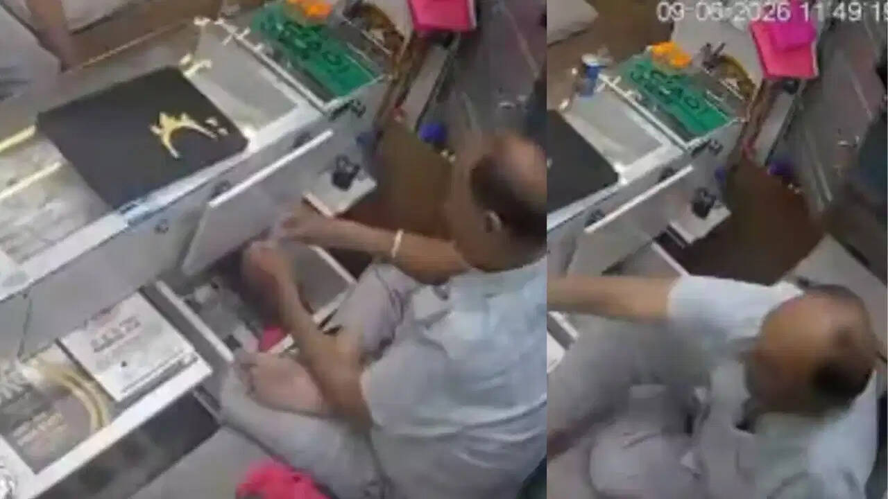 सोच से परे चोरी! ग्राहक के वेश में घुसा शातिर चोर और मिनटों में उड़ा ले गया 7 लाख का सोना, VIDEO वायरल