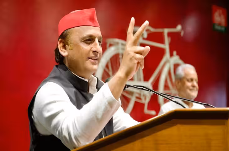 PDA का नया चेहरा! अखिलेश यादव की लग्जरी बस में बदला संदेश, 2027 से पहले दलित-पिछड़े वोटों पर सपा का फोकस