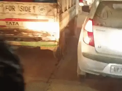 प्रयागराज में आधी रात कार सवार युवकों का तांडव, बाइक-ई-रिक्शा के बाद ठेले में मारी टक्कर; 20 मिनट तक मची अफरा-तफरी