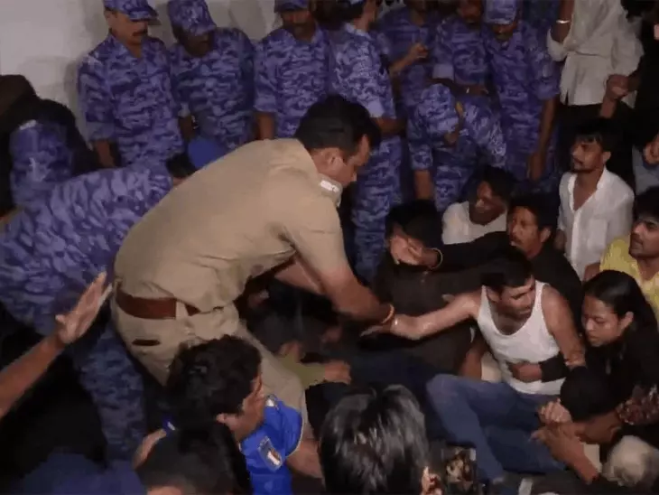 BREAKING:NSUI Protest: दिल्ली पुलिस ने अध्यक्ष विनोद जाखड़ को हिरासत में लिया, महिला कार्यकर्ताओं से कथित मारपीट पर FIR की मांग