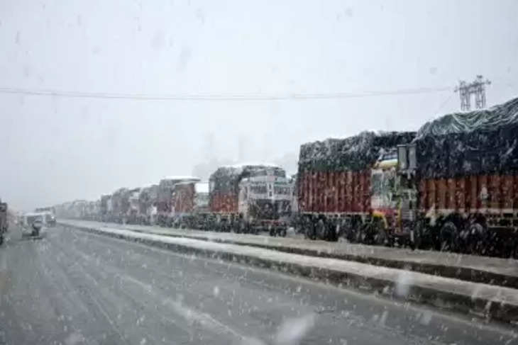 Sri Nagar-Jammu हाईवे सिर्फ 8 घंटे बंद रहा, यातायात प्रभावित, यात्री कर रहे खुलने का इंतजार !