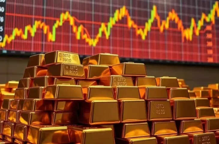 दुनिया में बढ़ते भू-राजनीतिक तनाव और युद्धों के बीच एक ऐसा आर्थिक परिदृश्य उभरकर सामने आया है, जिसने वैश्विक अर्थव्यवस्था के आकार और शक्ति संतुलन पर नई बहस छेड़ दी है। हाल ही में सामने आए एक विश्लेषण के मुताबिक, विभिन्न देशों के बढ़ते सैन्य खर्च और युद्ध से जुड़ी आर्थिक गतिविधियों ने मिलकर लगभग 35 ट्रिलियन डॉलर की एक &lsquo;सुपरपावर अर्थव्यवस्था&rsquo; तैयार कर दी है। यह आंकड़ा इतना बड़ा है कि यह भारत और ब्रिटेन की कुल अर्थव्यवस्था से भी अधिक बताया जा रहा है।  विशेषज्ञों का कहना है कि दुनिया भर में जारी संघर्षों, खासकर मध्य पूर्व में ईरान से जुड़े तनाव, ने रक्षा उद्योग और सैन्य तकनीक से जुड़े कारोबार को अभूतपूर्व गति दी है। हथियारों के निर्माण, रक्षा उपकरणों की खरीद, सैन्य अनुसंधान और सुरक्षा सेवाओं में तेजी से निवेश बढ़ा है। इन सब गतिविधियों को जोड़कर देखें तो एक विशाल आर्थिक ढांचा बनता है, जिसे कई विश्लेषक &ldquo;युद्ध अर्थव्यवस्था&rdquo; या &ldquo;सैन्य औद्योगिक कॉम्प्लेक्स&rdquo; के रूप में देखते हैं।  रिपोर्ट के अनुसार, वैश्विक स्तर पर रक्षा और सुरक्षा से जुड़ा कारोबार लगातार बढ़ रहा है। कई देशों ने अपने सैन्य बजट में बड़े पैमाने पर वृद्धि की है। अमेरिका, चीन, रूस और यूरोपीय देशों के साथ-साथ मध्य पूर्व के कई देश भी अपने रक्षा खर्च को तेजी से बढ़ा रहे हैं। इस बढ़ते निवेश का बड़ा हिस्सा हथियार निर्माण कंपनियों, रक्षा तकनीक कंपनियों और निजी सुरक्षा कंपनियों के पास जा रहा है।  इसी बढ़ते रक्षा खर्च को आधार बनाकर किए गए एक आकलन में कहा गया है कि यदि दुनिया भर की सैन्य और युद्ध से जुड़ी आर्थिक गतिविधियों को एक साथ जोड़ दिया जाए, तो इसकी कुल कीमत करीब 35 ट्रिलियन डॉलर तक पहुंच जाती है। यह आंकड़ा कई बड़े देशों की अर्थव्यवस्था से भी बड़ा है। तुलना करें तो भारत की अर्थव्यवस्था लगभग 3.7 ट्रिलियन डॉलर और ब्रिटेन की अर्थव्यवस्था करीब 3.3 ट्रिलियन डॉलर के आसपास है। इस तरह दोनों देशों की संयुक्त अर्थव्यवस्था भी इस &lsquo;युद्ध अर्थव्यवस्था&rsquo; से काफी छोटी मानी जा रही है।  विशेषज्ञों का मानना है कि युद्ध और तनाव भले ही मानवीय दृष्टि से गंभीर संकट पैदा करते हों, लेकिन इससे जुड़े उद्योगों के लिए यह बड़ा आर्थिक अवसर बन जाता है। रक्षा कंपनियों के शेयरों में तेजी, हथियारों की बढ़ती मांग और नई सैन्य तकनीकों के विकास से इस क्षेत्र की आर्थिक ताकत लगातार बढ़ रही है।  हालांकि कई अर्थशास्त्री इस प्रवृत्ति को चिंताजनक भी मानते हैं। उनका कहना है कि अगर इतनी बड़ी आर्थिक शक्ति युद्ध और हथियारों पर खर्च हो रही है, तो इसका मतलब है कि शिक्षा, स्वास्थ्य और सामाजिक विकास जैसे क्षेत्रों में उतना निवेश नहीं हो पा रहा। इससे वैश्विक असमानता भी बढ़ सकती है।  कुल मिलाकर, वैश्विक संघर्षों और बढ़ते रक्षा बजट ने एक ऐसी विशाल आर्थिक ताकत को जन्म दिया है, जिसे कई विश्लेषक 35 ट्रिलियन डॉलर की &lsquo;सुपरपावर अर्थव्यवस्था&rsquo; कह रहे हैं। यह स्थिति न केवल दुनिया की आर्थिक संरचना को बदल रही है, बल्कि यह भी दिखाती है कि आधुनिक दौर में युद्ध केवल सैन्य शक्ति का नहीं बल्कि एक बड़े आर्थिक तंत्र का भी हिस्सा बन चुका है।