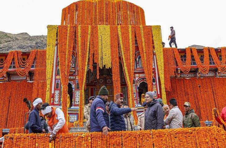 बद्रीनाथ के कपाट खुले, मंदिर को 15 टन फूलों से सजाया गया