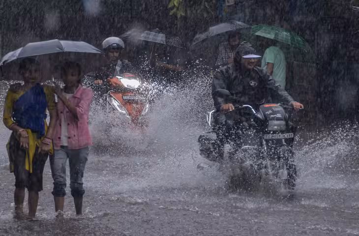 छत्तीसगढ़ में भारी बारिश का दौर जारी, 24 जिलों में ऑरेंज अलर्ट; सरगुजा-बिलासपुर में झमाझम