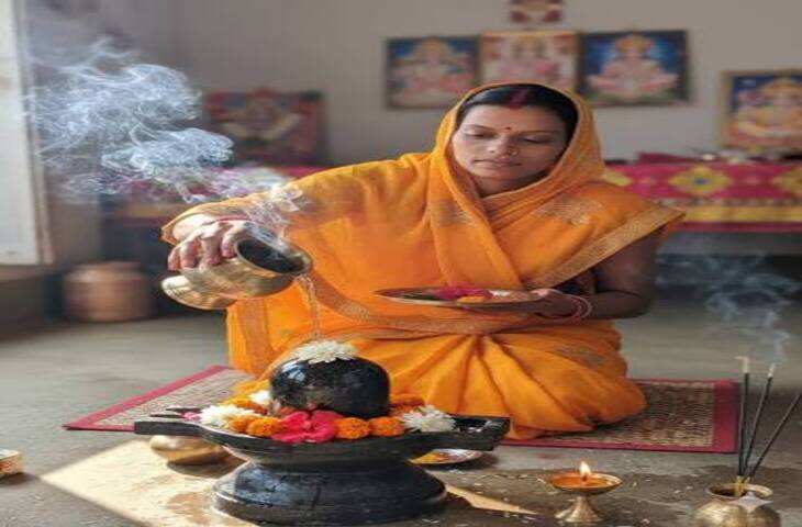 शिवलिंग पर जलाभिषेक और दुग्धाभिषेक का क्या है असली महत्व? दूर होगी पैसों की तंगी, जानिए ज्योतिषाचार्य का उपाय