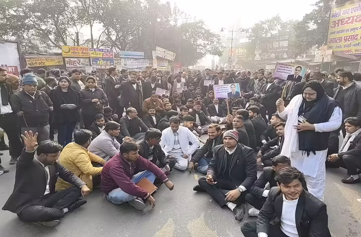 मजहबीन हत्याकांड में आरोपियों की गिरफ्तारी नहीं होने पर वकीलों का उग्र आंदोलन, तीसरे दिन भी सड़क जाम