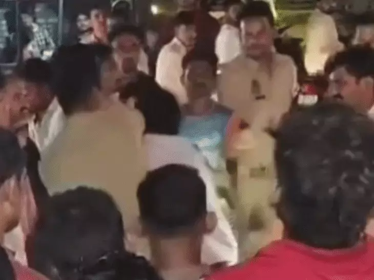 जौनपुर में गांधी तिराहे पर युवकों का हंगामा, विवाद शांत कराने पहुंचे सिपाही से भी हाथापाई का आरोप