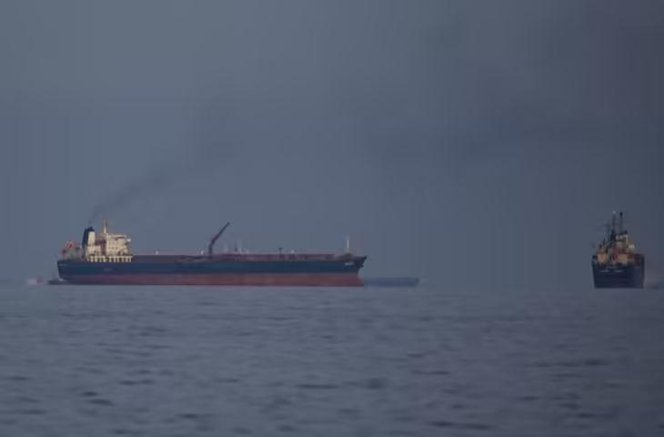 'डार्क मोड ऑन और रात होते ही...'&nbsp; भारतीय कप्तान ने समुद्र में अदृश्य बनकर किया होर्मुज पार, मुंबई तक सुरक्षित पहुंचा तेल का जहाज