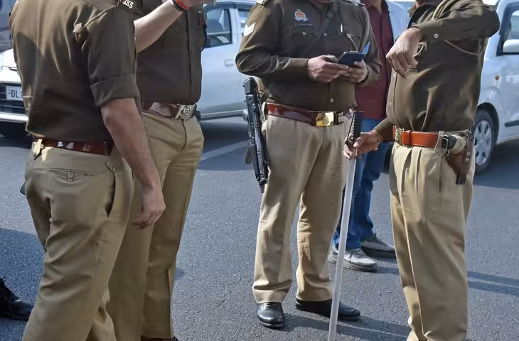 गाजियाबाद में कारोबारी के बेटे से 25 लाख की लूट, मेरठ की फैक्टरी से ही पीछा कर रहे थे बदमाश