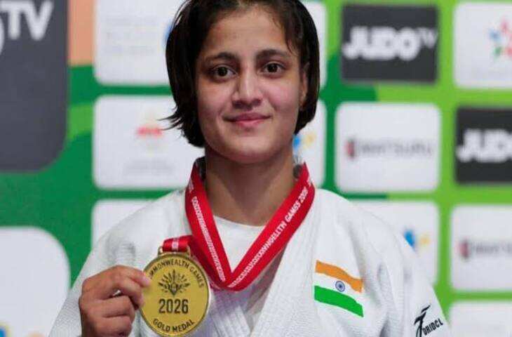 कॉमनवेल्थ गेम्स में गोल्ड जीतकर लौटीं गाजियाबाद की दरोगा अस्मिता डे, एयरपोर्ट पर हुआ भव्य स्वागत