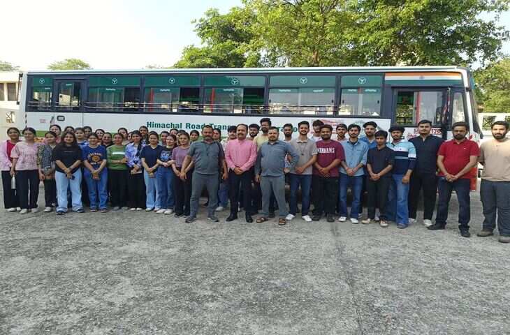 एचआरटीसी बस जम्मू-कश्मीर से छात्रों को वापस लेकर आई