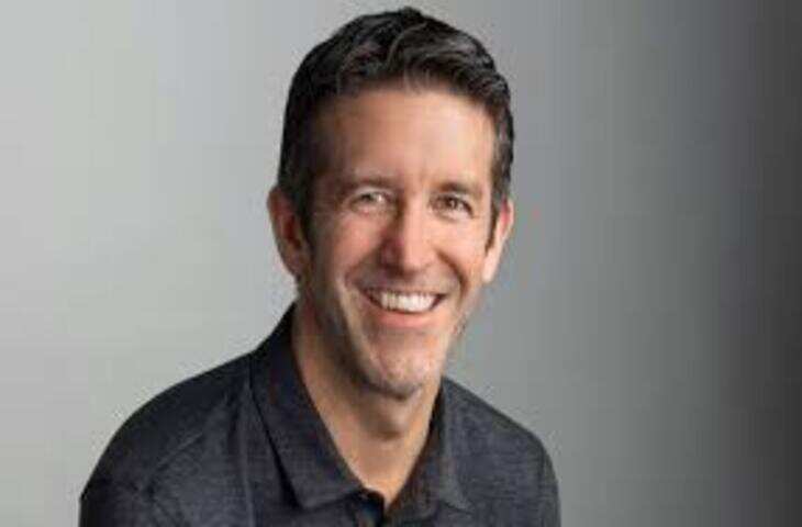 एपल में बड़ा बदलाव: टिम कुक की जगह जॉन टर्नस होंगे नए CEO, वीडियो में देंखे 2026 से संभालेंगे कमान