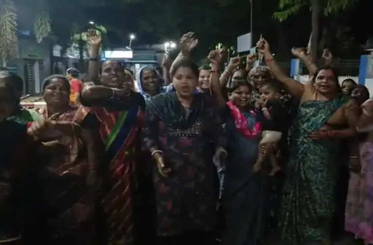 5 महीने से वेतन नहीं मिलने पर दमोह जिला अस्पताल के सफाई कर्मचारी हड़ताल पर, अस्पताल की सफाई व्यवस्था ठप