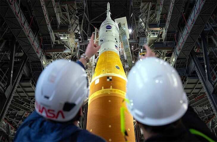 Artemis II Mission: 54 साल के इंतजार के बाद NASA फिर भेजेगा इंसानों को चांद पर, लॉन्च पैड पर&nbsp;पहुंचा&nbsp;रॉकेट