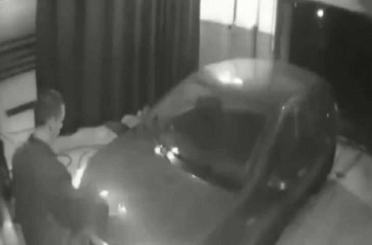 सामने खड़े होकर पार्किंग में गाड़ी लगवा रहा था युवक, तभी ड्राइवर ने कर दी ये गलती, वीडियो देखें फिर हुआ क्या