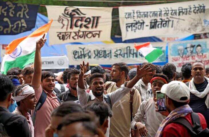 जंतर-मंतर पर प्रदर्शन उग्र, पुलिस पर पथराव और गाड़ियों में तोड़फोड़; फुटेज में देंखे पुलिस ने किया लाठीचार्ज, आंसू गैस के गोले छोड़े