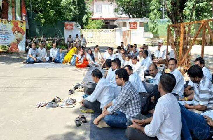 शिक्षक पदवृद्धि आंदोलन का आज 30वां दिन: पूरा महीना बीता, नरेंद्र का निर्जल अनशन 9वें दिन जारी; बार-बार हो रहे बेहोश