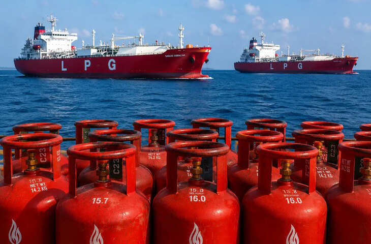होर्मुज में बड़ा खतरा! 13 जहाजों पर तेल और LPG की खेप दांव पर, भारत का रेस्क्यू मिशन शुरू
