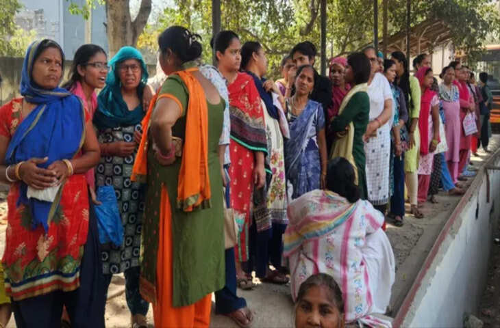 दिल्ली में पिंक कार्ड के लिए इतनी जद्दोजहद, लंबी कतार और घंटों इंतजार, प्रक्रिया ऑनलाइन न करने पर सवाल