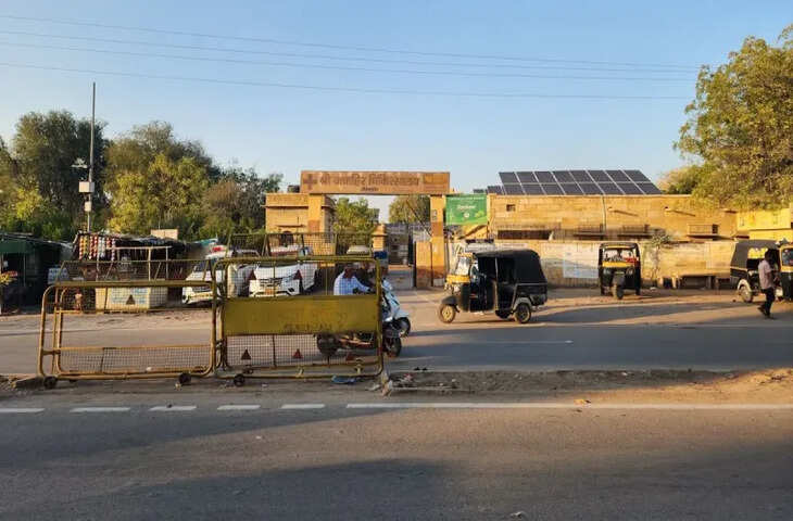 जैसलमेर में अस्पताल के सामने प्रस्तावित डिवाइडर पर बढ़ी नाराज़गी, नागरिक बोले&mdash; सुविधा नहीं, बढ़ेगी मुश्किल