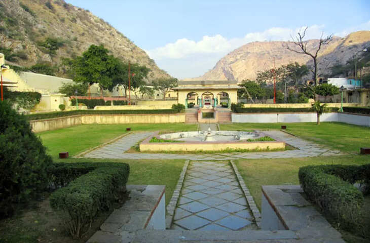 रात होते ही कैसे बदल जाती है सिसोदिया रानी बाग की मोहब्बत की निशानी, वीडियो डॉक्यूमेंट्री में जानिए वो भयानक रहस्य जो अब तक था छिपा