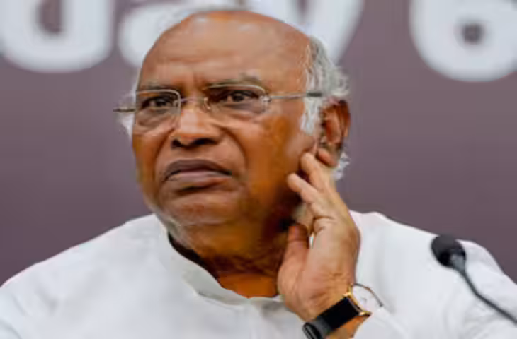 डिजिटल इंडिया के नाम पर वसूली!&nbsp;UPI चार्ज की खबरों पर भड़के मल्लिकार्जुन खरगे, पूछा&mdash; 'मोदी सरकार गरीबों को क्यों लूट रही?