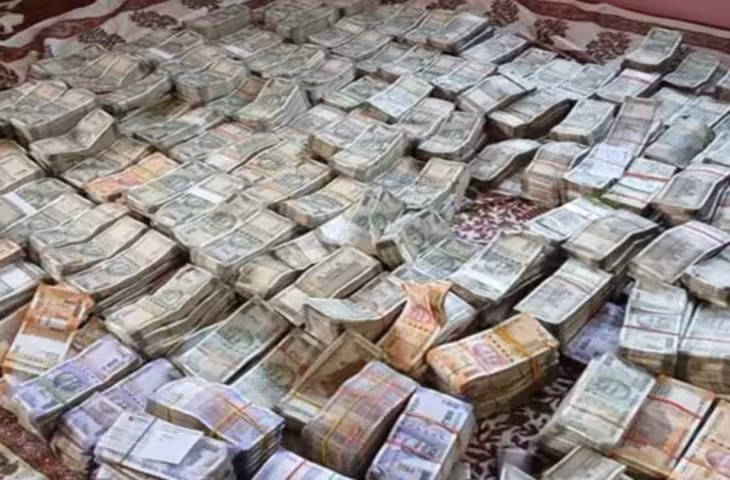 प्रयागराज में जमीन के अंदर दबे मिले ड्रमों में नोट, 60 करोड़ रुपये से ज्यादा की रकम होने का दावा; गिनती जारी