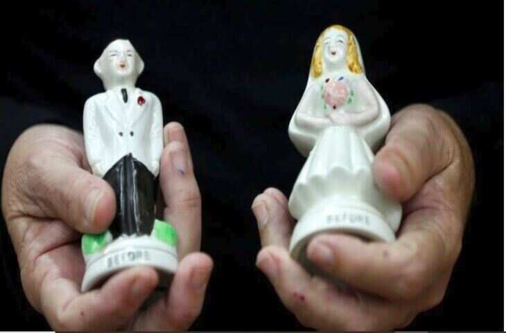 आपने अब तक कई तरह के म्यूजियम देखे होंगे &mdash; कहीं एंटिक मूर्तियां रखी होती हैं, कहीं दुर्लभ पेंटिंग्स, तो कहीं ऐतिहासिक हथियार। लेकिन आज हम आपको एक ऐसे म्यूजियम के बारे में बताने जा रहे हैं, जिसकी कल्पना भी शायद आपने कभी नहीं की होगी। यह म्यूजियम इजरायल के हदेरा शहर में स्थित है और इसकी खासियत यह है कि इसमें नमक और मिर्च छिड़कने वाली छोटी-छोटी डिब्बियों का विशाल कलेक्शन रखा गया है।  जी हां, इस म्यूजियम में कुल 37 हजार नमक और मिर्च की डिब्बियों के जोड़े रखे गए हैं। इस अनोखे संग्रहालय का नाम है 'सॉल्ट एंड पेपर म्यूजियम' और इसे बनाया है ऐतन बार-ऑन्स नाम के शख्स ने, जिनका सपना था कि इस अनोखी संग्रह को दुनिया के सामने लाया जाए।  58 साल की मेहनत का नतीजा इस अद्भुत म्यूजियम को खड़ा करने में ऐतन बार-ऑन्स को पूरे 58 साल लग गए। उनका डिब्बियों के प्रति प्रेम इतना गहरा था कि उन्होंने दुनियाभर से दुर्लभ और अनोखी डिब्बियों को इकट्ठा किया। उनकी ख्वाहिश है कि उनका म्यूजियम जल्द ही वर्ल्ड रिकॉर्ड में दर्ज हो। इसके लिए वे लगातार अपने कलेक्शन को बढ़ा रहे हैं। ऐतन ने कहा है कि जैसे ही उनके पास 40 हजार डिब्बियों का संग्रह पूरा हो जाएगा, वे कलेक्शन करना बंद कर देंगे।  अनमोल कलेक्शन इस म्यूजियम में रखी गई डिब्बियां सिर्फ संख्या में ही खास नहीं हैं, बल्कि उनकी कीमत भी चौंकाने वाली है। यहां कुछ डिब्बियों की कीमत लाखों रुपये तक है। सबसे पुरानी डिब्बी साल 1703 की बताई जाती है, जो आज भी शानदार स्थिति में संरक्षित है। वहीं, इस संग्रहालय में सबसे महंगी नमक-मिर्च डिब्बी की कीमत 17 हजार डॉलर यानी लगभग 12 लाख रुपये है।  ऐतन बार-ऑन्स ने यह संग्रह न केवल खरीदारी से, बल्कि दोस्तों, परिवार और दुनियाभर के यात्रियों से मिले तोहफों के जरिये भी तैयार किया है। हर डिब्बी के साथ कोई न कोई कहानी जुड़ी हुई है, जो इसे और भी खास बनाती है।  अनोखी थीम और डिजाइन्स 'सॉल्ट एंड पेपर' म्यूजियम में डिब्बियों के डिजाइन भी देखने लायक हैं। कुछ डिब्बियां जानवरों के आकार में बनी हैं, कुछ ऐतिहासिक इमारतों की तरह दिखाई देती हैं, तो कुछ मानव आकृतियों में बनाई गई हैं। इसके अलावा, कई डिब्बियां त्योहारों, कार्टून कैरेक्टर्स, और पॉप कल्चर से भी प्रेरित हैं। इन डिब्बियों की विविधता इस म्यूजियम को और भी रोमांचक बनाती है।  म्यूजियम में पर्यटकों की बढ़ती भीड़ हदेरा का यह म्यूजियम अब दुनियाभर के पर्यटकों के आकर्षण का केंद्र बन चुका है। नमक और मिर्च की छोटी-छोटी डिब्बियों का इतना बड़ा संग्रह अपने आप में एक अजूबा है, जिसे देखने के लिए लोग दूर-दूर से आते हैं। यहां आने वाले लोग न केवल डिब्बियों की अनोखी खूबसूरती का आनंद लेते हैं, बल्कि ऐतन बार-ऑन्स की सालों की मेहनत और समर्पण को भी सलाम करते हैं।  भविष्य की योजना ऐतन बार-ऑन्स का लक्ष्य है कि वे अपने म्यूजियम को गिनीज वर्ल्ड रिकॉर्ड में दर्ज कराएं। इसके लिए वे निरंतर प्रयासरत हैं और उम्मीद करते हैं कि जल्द ही उनका नाम विश्व के सबसे अनोखे और बड़े नमक-मिर्च डिब्बी संग्रहालय के तौर पर दर्ज हो जाएगा।  निष्कर्ष 'सॉल्ट एंड पेपर' म्यूजियम न सिर्फ अनोखी चीजों का अद्भुत संग्रह है, बल्कि यह बताता है कि अगर किसी चीज के प्रति सच्चा जुनून हो तो इंसान कुछ भी कर सकता है। ऐतन बार-ऑन्स की कहानी हमें यह सिखाती है कि धैर्य और लगन से असंभव को भी संभव बनाया जा सकता है।