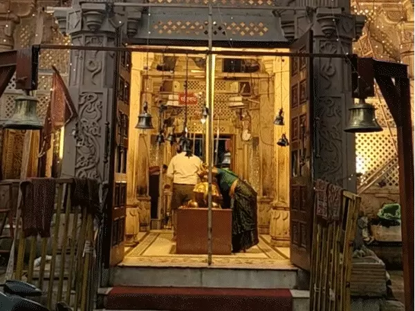 &lsquo;विश्वास की चाबी&rsquo; से खुलते हैं कारोबार के दरवाजे: अचलेश्वर महादेव मंदिर में अनोखी परंपरा, 365 दिन तिजोरी-दुकान की चाबी लेकर पहुंचते हैं व्यापारी