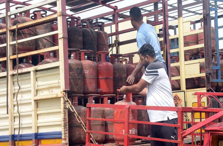 आज का LPG रेट: 14 किलो घरेलू और 19 किलो कमर्शियल सिलेंडर के नए दाम जारी, जानें आपके शहर में कितनी है कीमत