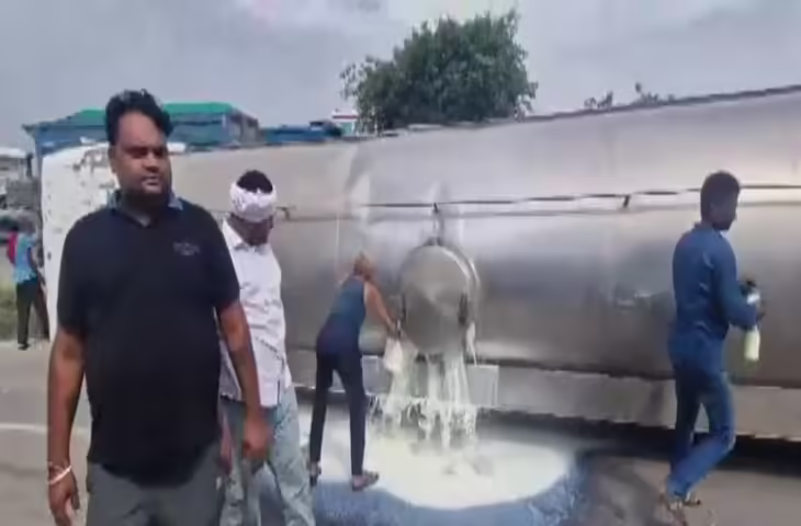 Milk Tanker Accident: सड़क पर नदी की तरह बहा दूध, टैंकर पलटते ही बाल्टी-कैन लेकर पहुंचे लोग; वीडियो वायरल