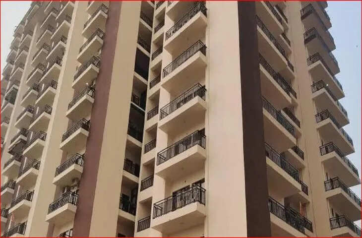 नोएडा की सोसाइटी में सॉफ्टवेयर इंजीनियर का शव पंखे से लटका मिला, जांच में जुटी पुलिस