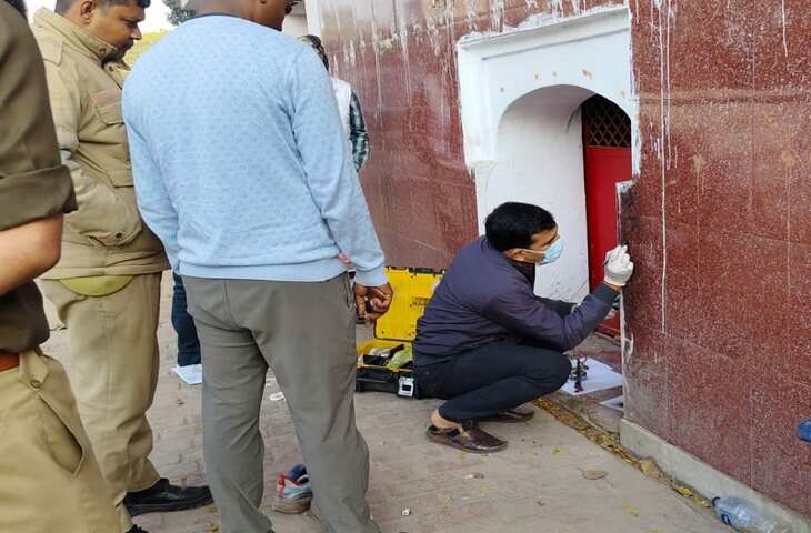 बांका के मोहना गांव में शिव-शीतला माता मंदिर में चोरी, ग्रामीणों में आक्रोश