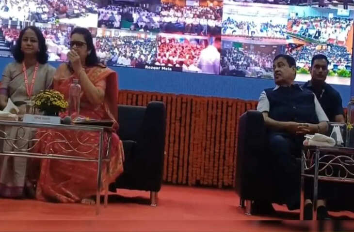 कोहनी से धक्का मारा, चिकोटी काटी&hellip;.नितिन गडकरी के सामने दो महिला अधिकारियों का झगड़ा, देखें VIDEO