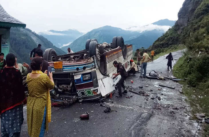हिमाचल में दर्दनाक हादसा! चंबा में बेकाबू हुई बस और 100 फीट नीचे जा गिरी, 8 यात्रियों की मौत, कई घायल​​​​​​​