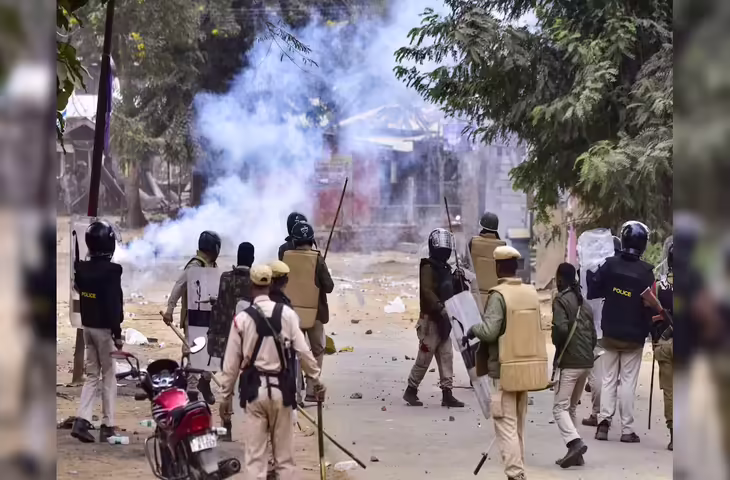 असम में तनाव चरम पर: हिंसा में 45 लोग घायल 2 जिलों में इंटरनेट शटडाउन, जानिए क्यों भड़की हिंसा&nbsp;
