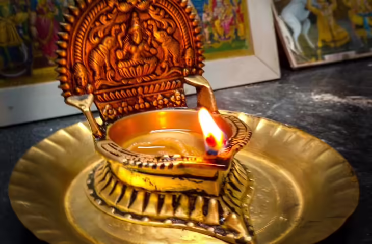 पूजा में लंबी बाती जलाएं या गोल? जानिए किस देवी-देवता के लिए कौन-सी बाती मानी जाती है शुभ