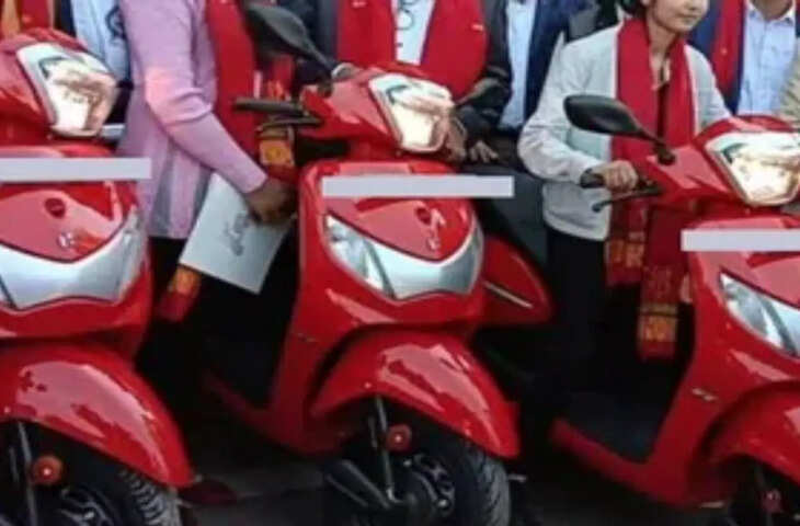 यूपी में छात्राओं को मिलेगी स्कूटी, योगी सरकार ने तेज की प्रक्रिया; हर पाठ्यक्रम की मेधावी छात्रा को लाभ