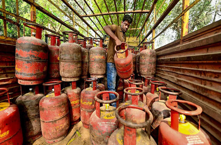 LPG Price Update: आज गैस सिलेंडर के दामों में बदलाव, दिल्ली 913 और मुंबई 912 रुपये, जाने आपके शहरे में क्या है रेट&nbsp;