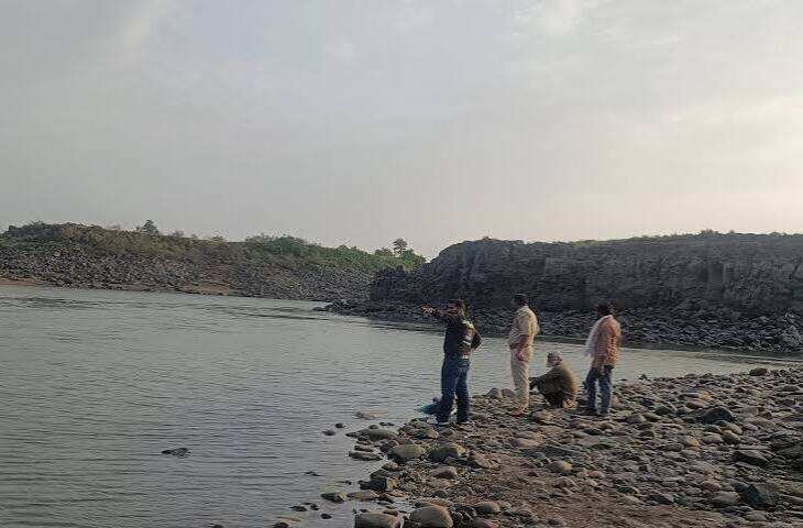 महेश्वर में दर्दनाक हादसा: नर्मदा की तेज धारा में बहा इंदौर का युवक, परिवार के सामने देखते ही देखते हुआ ओझल