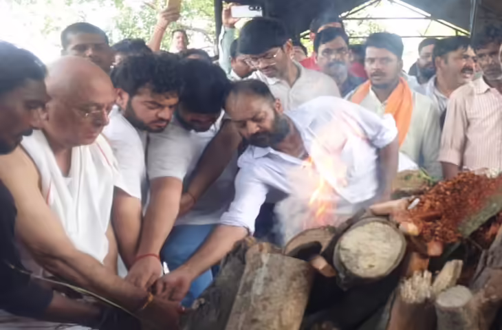 प्रतीक यादव का अंतिम संस्कार लखनऊ के भैंसाकुंड घाट पर संपन्न, परिवार और राजनीतिक हस्तियों ने दी अंतिम विदाई