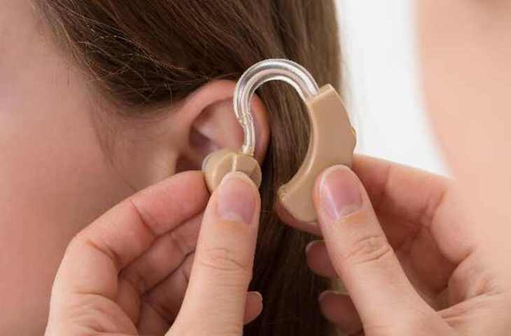 कान की सुनने की क्षमता कब होती है कमजोर? किस उम्र में पड़ती है हियरिंग मशीन की जरूरत, जानें क्या है विशेषज्ञों की राय