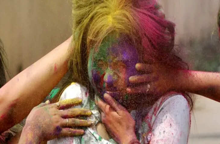 Viral Video: महिला यात्री ने TTE पर लगाए गलत तरीके से छूने के आरोप, चप्पल से की पिटाई