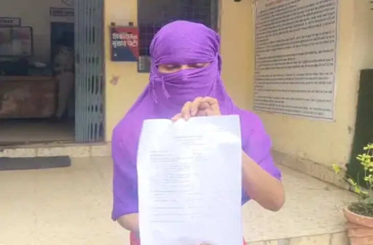 छतरपुर जिला न्यायालय के एक वरिष्ठ अधिवक्ता के खिलाफ रेप और अनुसूचित जाति एवं अनुसूचित जनजाति (अत्याचार निवारण) अधिनियम सहित विभिन्न धाराओं में मामला दर्ज किया गया है। सिविल लाइन थाना पुलिस ने यह कार्रवाई एक जूनियर महिला अधिवक्ता की शिकायत के आधार पर मंगलवार को की।  पुलिस के अनुसार, शिकायतकर्ता महिला अधिवक्ता ने वरिष्ठ अधिवक्ता इम्तियाज सिद्दीकी पर गंभीर आरोप लगाए हैं। शिकायत के आधार पर पुलिस ने प्रारंभिक जांच के बाद भारतीय न्याय संहिता (बीएनएस) की संबंधित धाराओं तथा एससी/एसटी (अत्याचार निवारण) अधिनियम के प्रावधानों के तहत मामला दर्ज कर लिया है।  पुलिस का कहना है कि मामला दर्ज होने के बाद जांच शुरू कर दी गई है। शिकायतकर्ता के बयान दर्ज किए जा रहे हैं और मामले से जुड़े सभी साक्ष्य एकत्र किए जा रहे हैं। आवश्यकता पड़ने पर अन्य संबंधित लोगों से भी पूछताछ की जाएगी।  अधिकारियों के मुताबिक, मामले की निष्पक्ष और विधिसम्मत जांच की जाएगी। जांच के दौरान जो भी तथ्य और साक्ष्य सामने आएंगे, उनके आधार पर आगे की कानूनी कार्रवाई की जाएगी।  फिलहाल पुलिस पूरे मामले की जांच में जुटी है। इस स्तर पर आरोप दर्ज किए गए हैं और अदालत में दोष सिद्ध होने तक आरोपी को कानून की दृष्टि में दोषी नहीं माना जाता। पुलिस ने कहा है कि जांच पूरी होने के बाद नियमानुसार आगे की कार्रवाई की जाएगी।