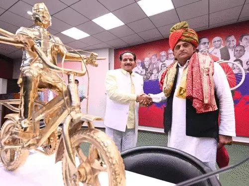 अखिलेश यादव के सामने कार्यकर्ता का अनोखा अंदाज़: 50 वर्षीय सीताराम ने लगाए लेटकर पुशअप, वीडियो वायरल